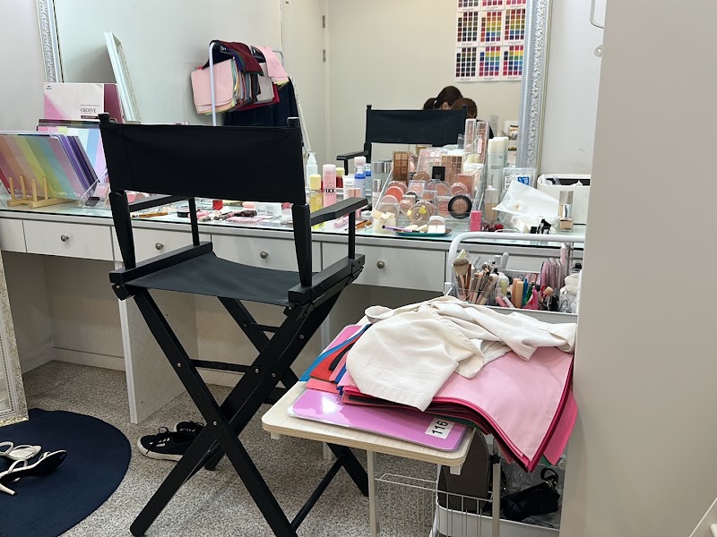 Consultation desk with makeup chair, fabric swatches and mirror at Monque Colorlab