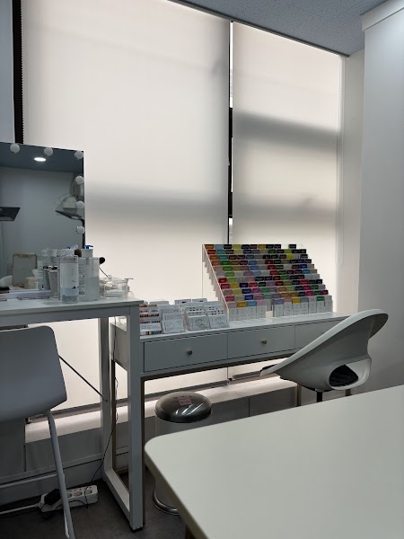 Illuminated consultant vanity station with color cards