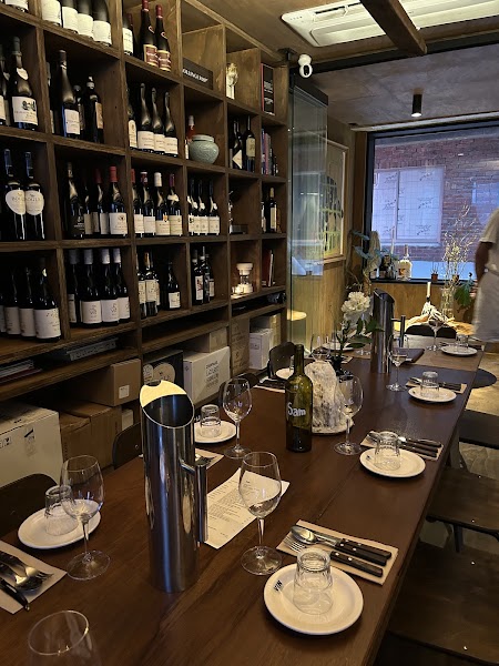 Long dining table setting at Vinvin
