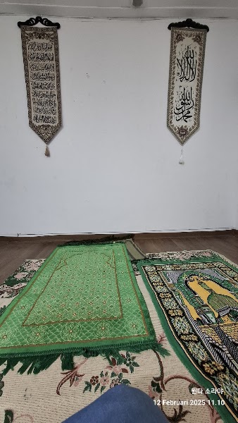 Dedicated prayer room with rugs and calligraphy inside Adnan Kebab