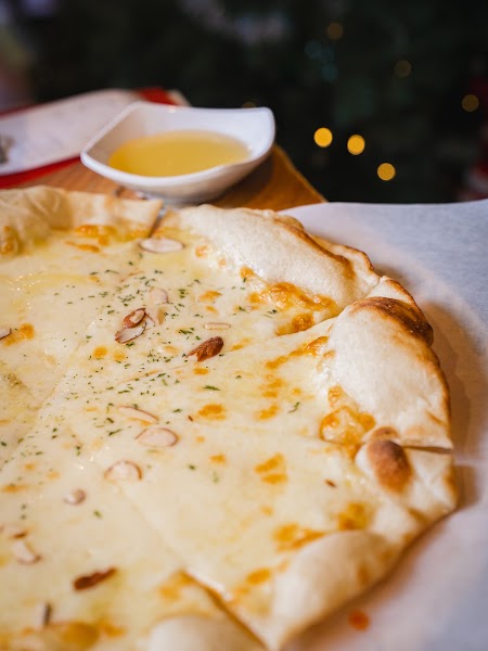 Honey dipped almond pizza