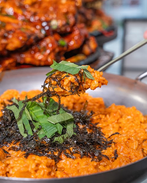 Seasoned rice with perilla leaves and seaweed in metal pan