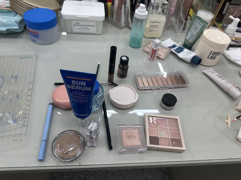 Cosmetics vanity workstation with curated K-beauty makeup products