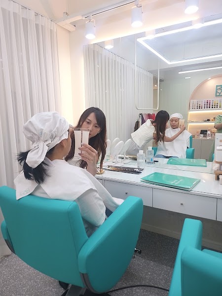 Consultant conducting color draping evaluation in front of studio mirror