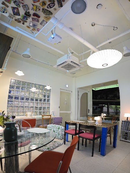 Interior dining space of PALETTE.BE with modern design, glass block accents, and warm seating arrangements