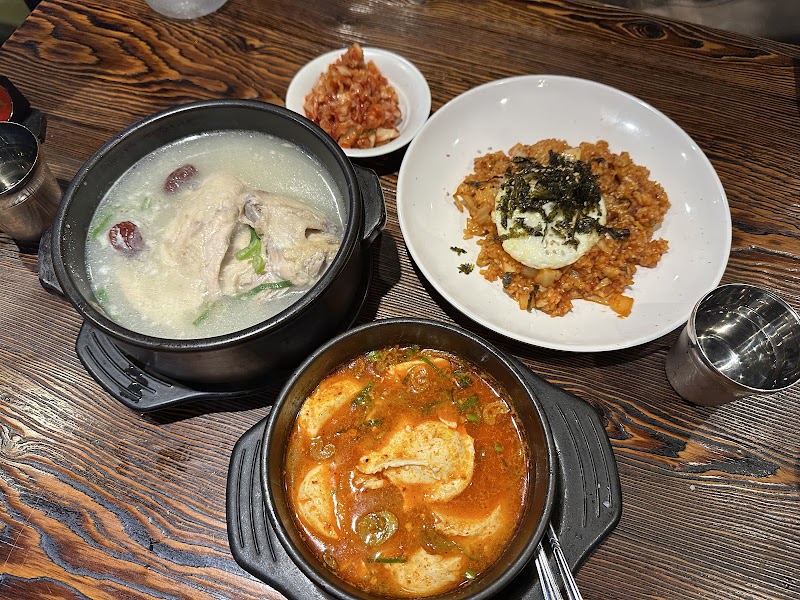 Stone pot of ginseng chicken soup with jujubes and kimchi fried rice