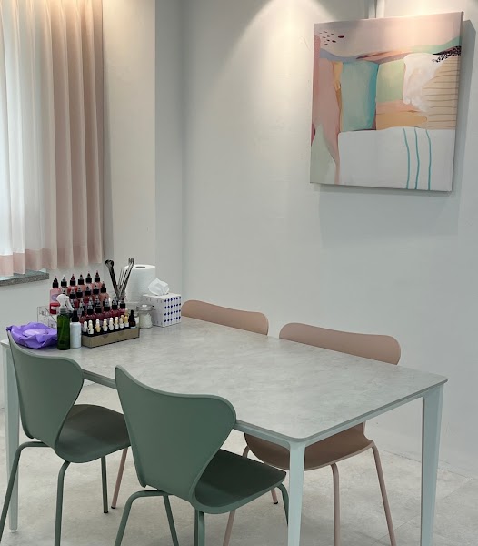 Consultation table and interior setting at Coloré Seoul