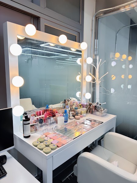 Vanity station with lighted mirror and cosmetic products for color matching
