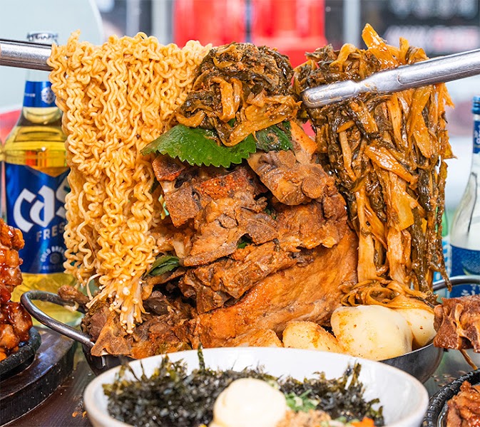 Stacked pork bones with ramen noodles and greens in hotpot