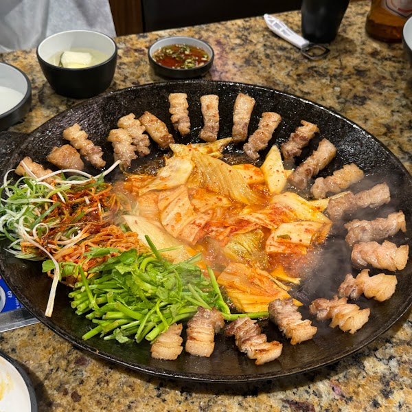 Grilled pork belly with kimchi and water dropwort