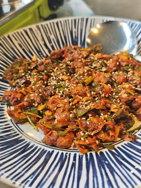 Spicy cockle salad plate