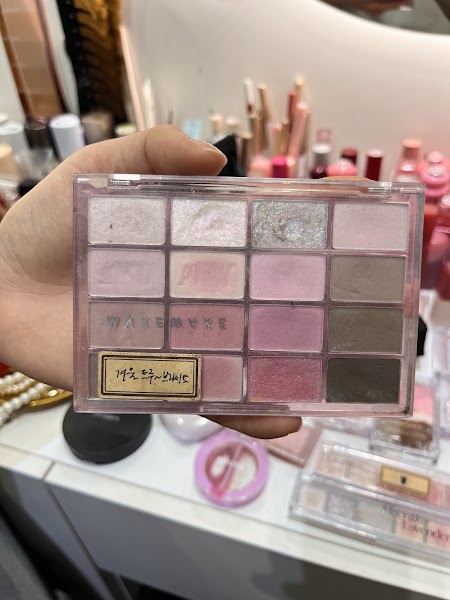 WAKEMAKE eyeshadow palette featuring pink and mauve tones