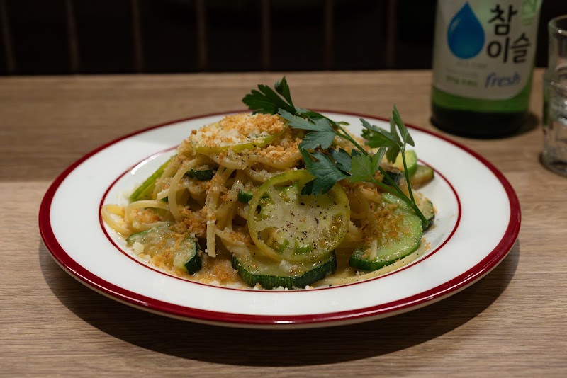 Zucchini pasta with golden breadcrumbs and fresh parsley