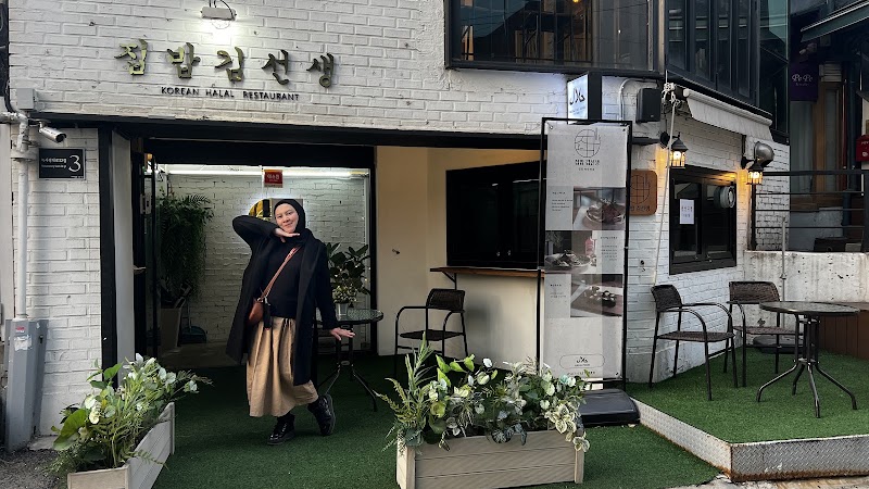 Restaurant storefront in Itaewon