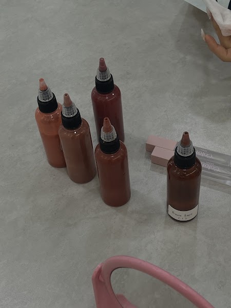 Custom pigment mixing squeeze bottles for color analysis