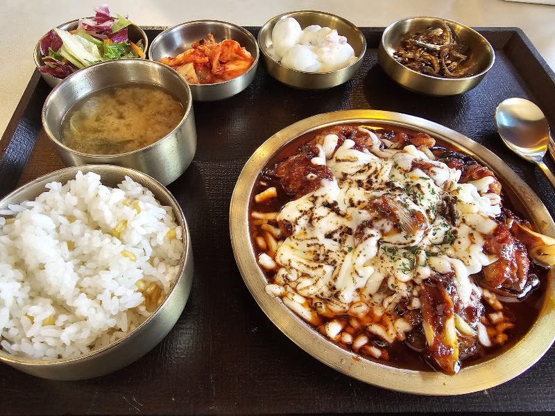 Cheese topped spicy dish
