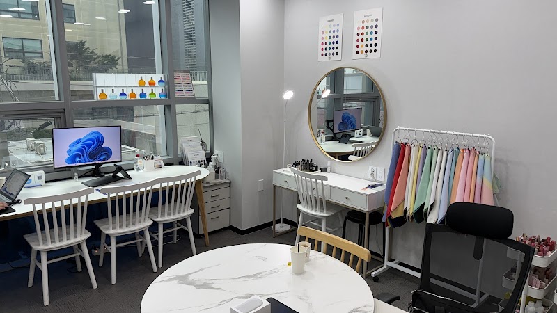 Interior of personal color analysis studio with desks, chairs, vanity mirrors, and fabric swatches