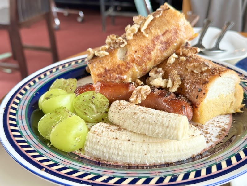 Bright daylight brunch plate with toast, walnuts, and fresh fruit at Underbar Seoul