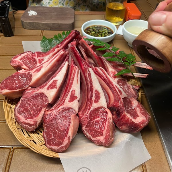 Fresh lamb chops garnished with green leaves