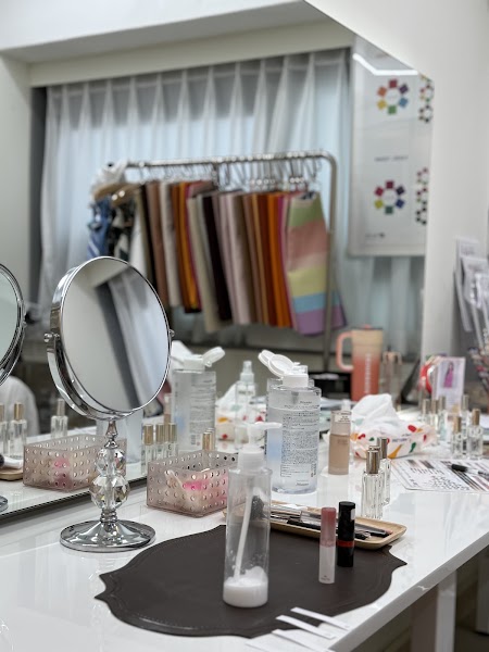 Vanity mirror and diagnostic tools at the consultation station