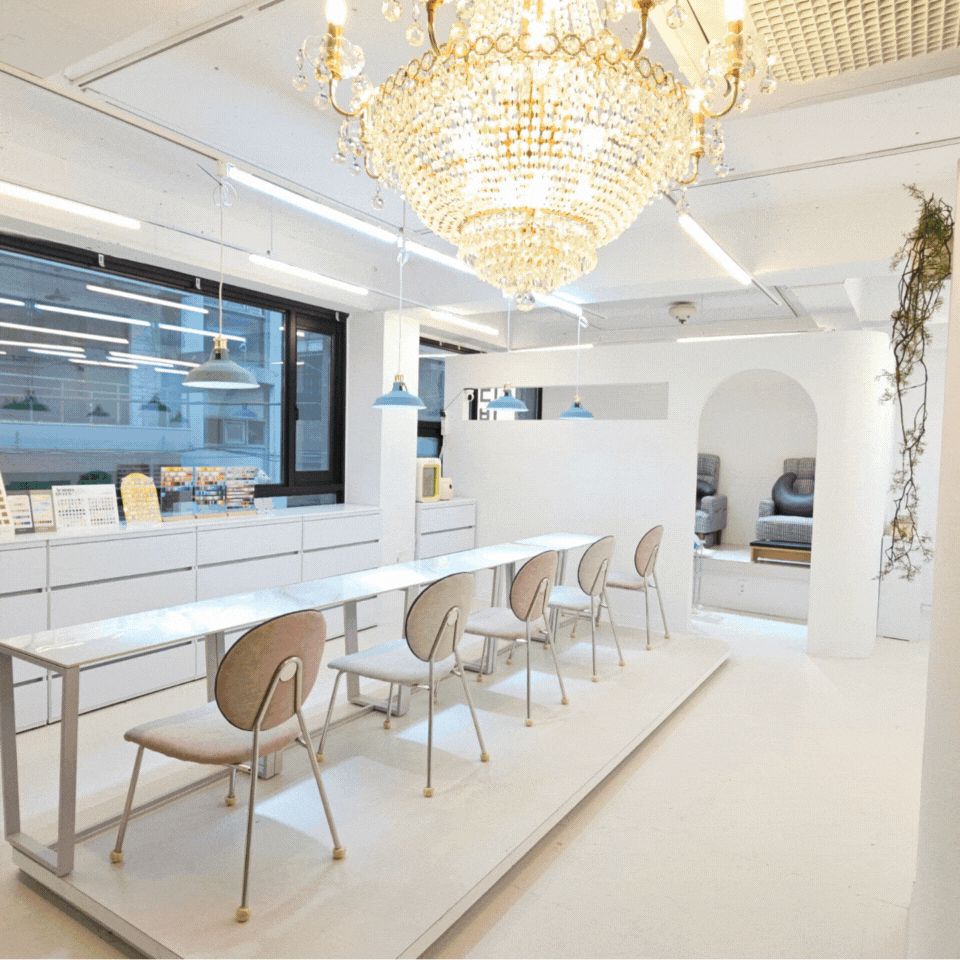 Ergonomic studio layout at Yeoribin Nail with ceramic tables and private styling zones