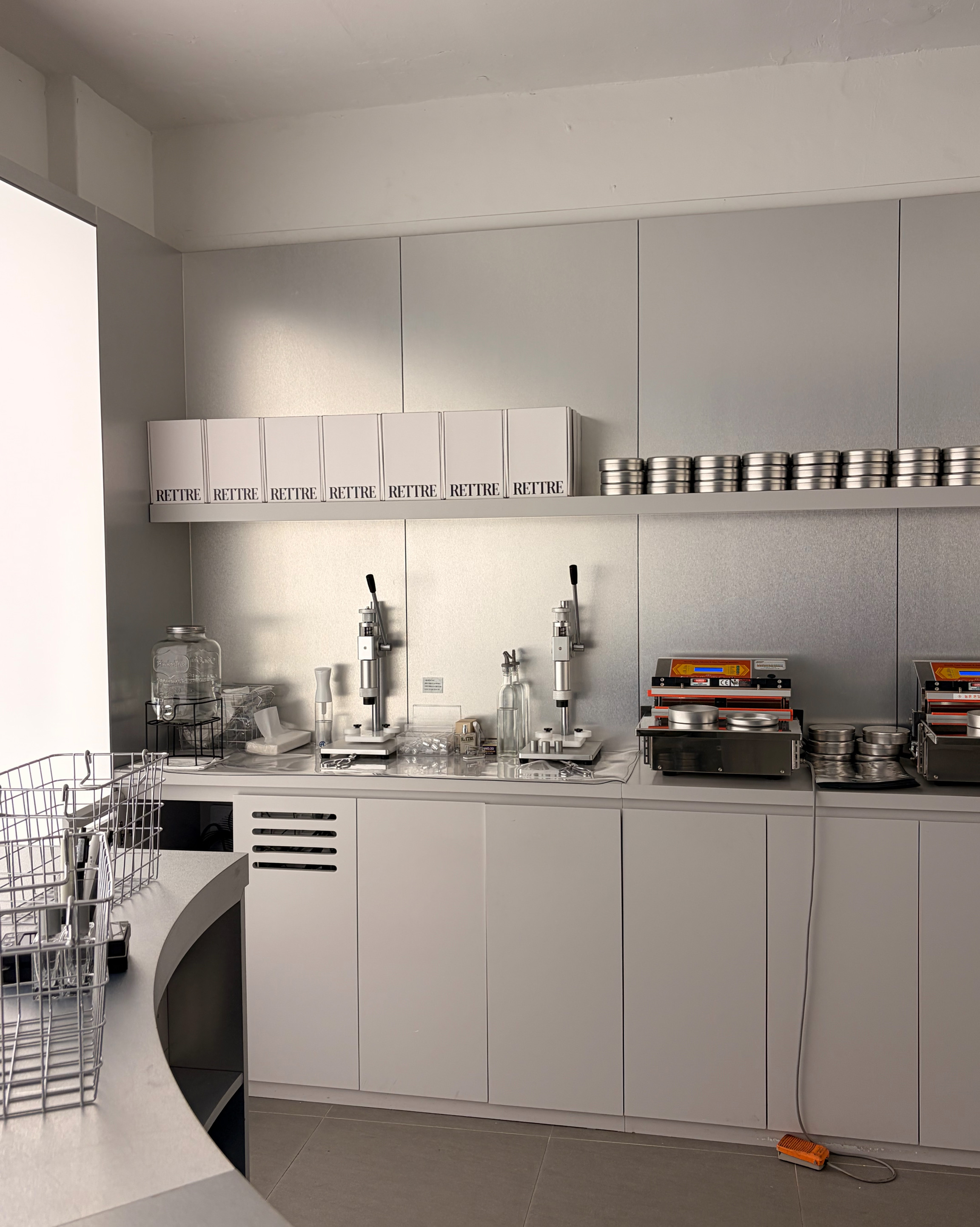 Metallic crafting workstations equipped with manual presses and packaging tools