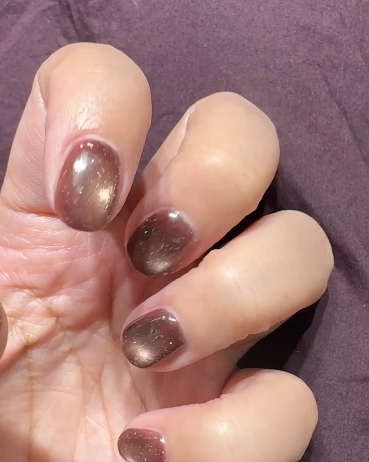 Glossy dark metallic brown cat-eye magnet gel manicure