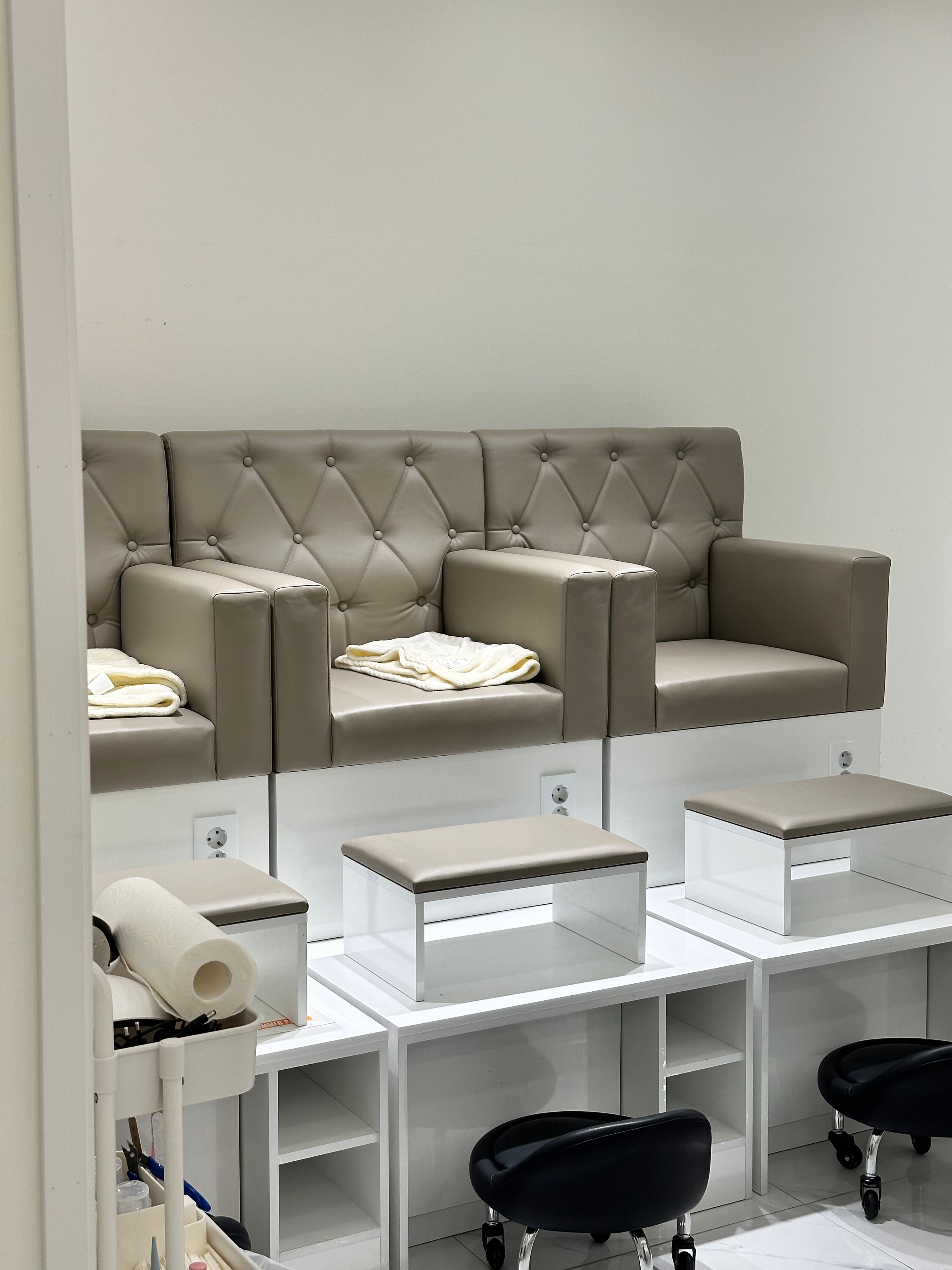 Elevated comfortable pedicure suites with tufted chairs at Gonggan Nail Hongdae