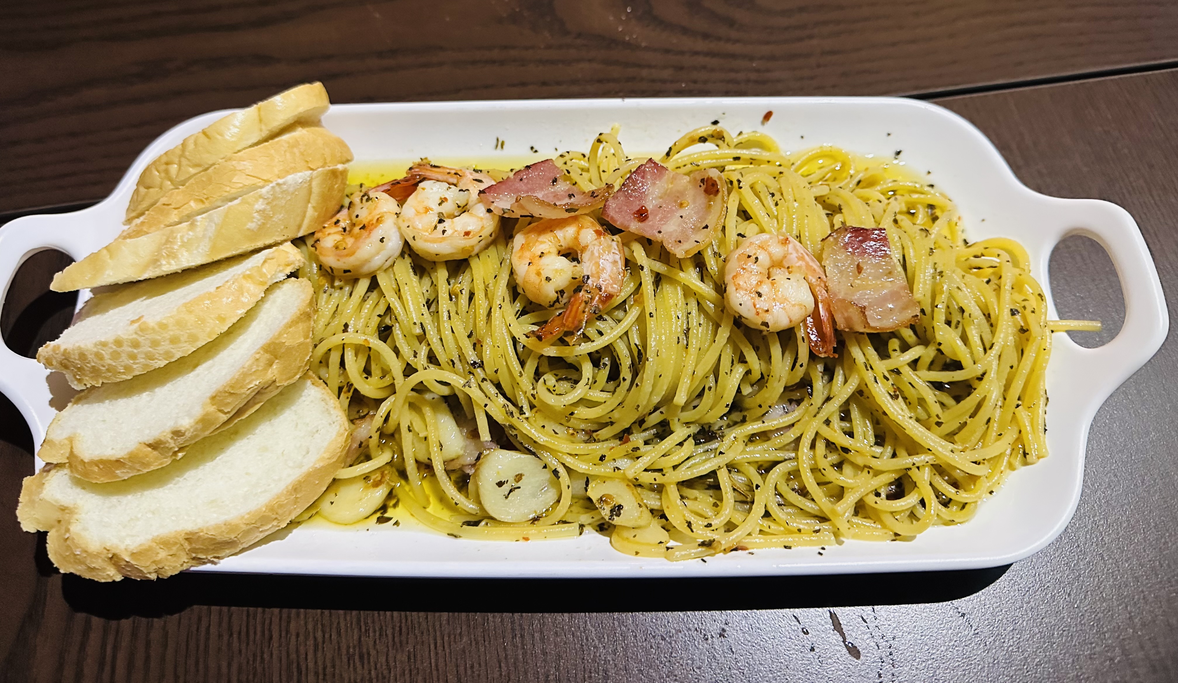 Garlic shrimp oil pasta served with crusty bread