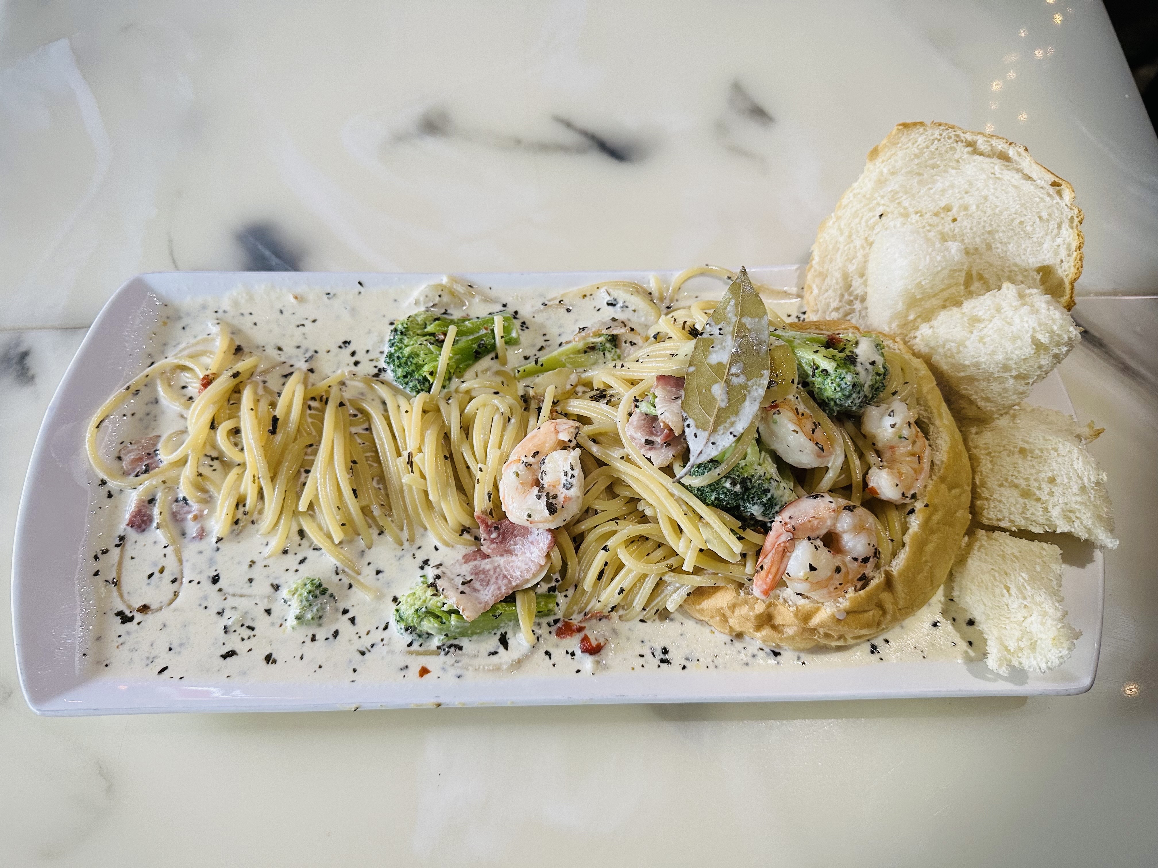 Cream shrimp pasta with broccoli and toasted bread