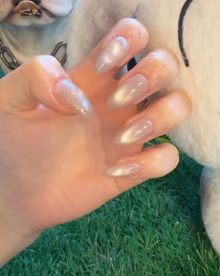Pearlescent chrome almond-shaped nail art