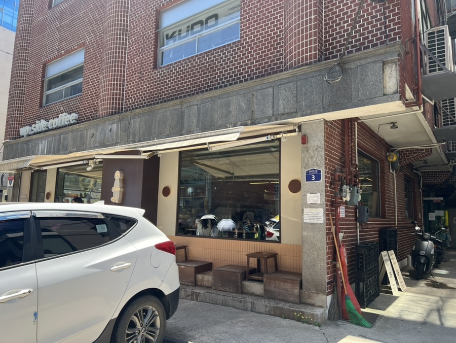 Exterior brick building on Yeonmujang 13-gil housing Rettre atelier