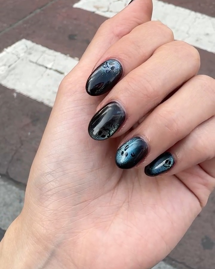 Dimensional deep cat-eye magnetic gel polish with subtle hand-painted accents