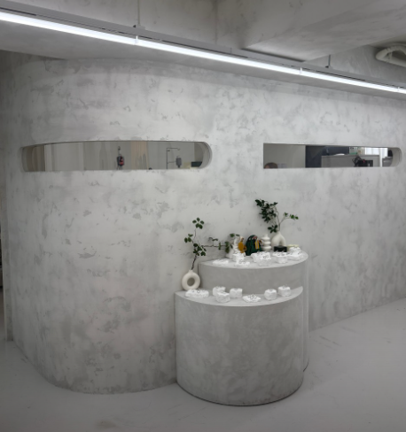 Ring display inside the white Loventa studio