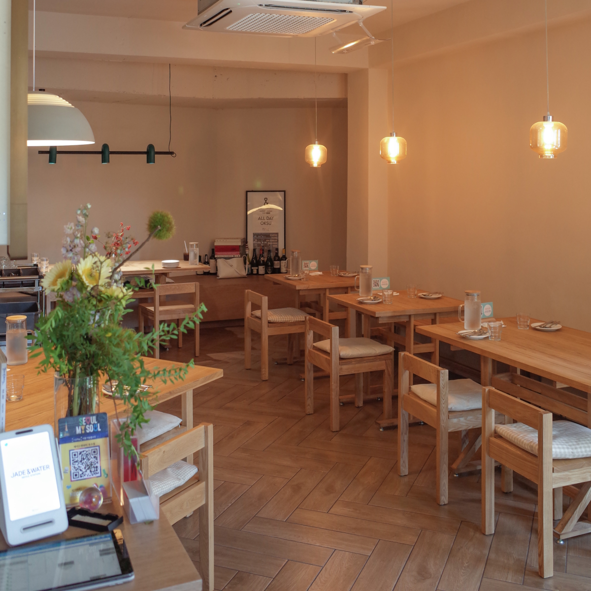A warm Jade & Water Oksu dining room