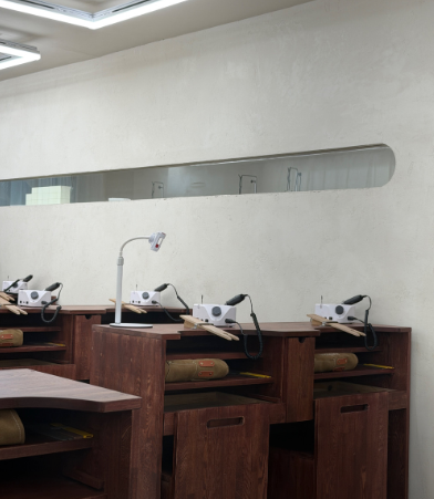 Individual ring-making workbenches at Loventa Seongsu